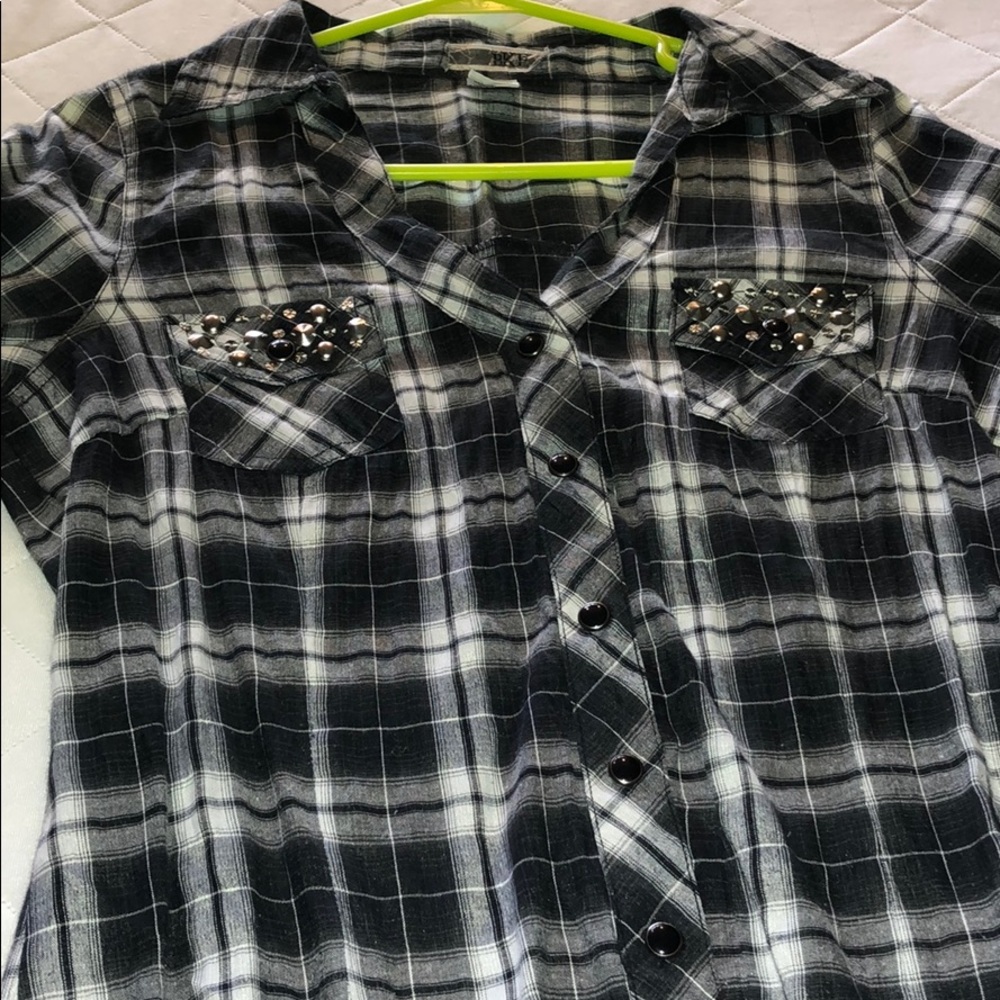 Women’s BKE snap button up shirt.